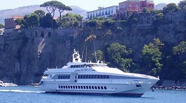 un'aliscafo in partenza da sorrento